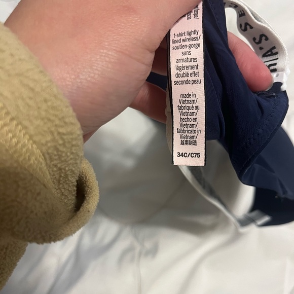 Victoria Secret Seamless Bra - Picture 2 of 2